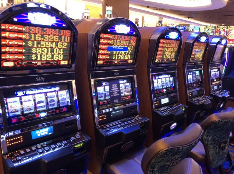 Tampilan pengguna bermain sportsbook dan slot online di pelangi189